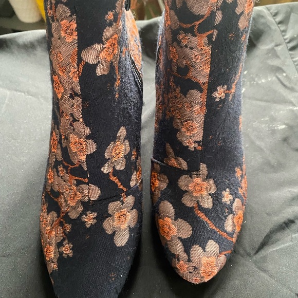 Floral Fabric boots size 6 by Red Star . - Picture 5 of 10